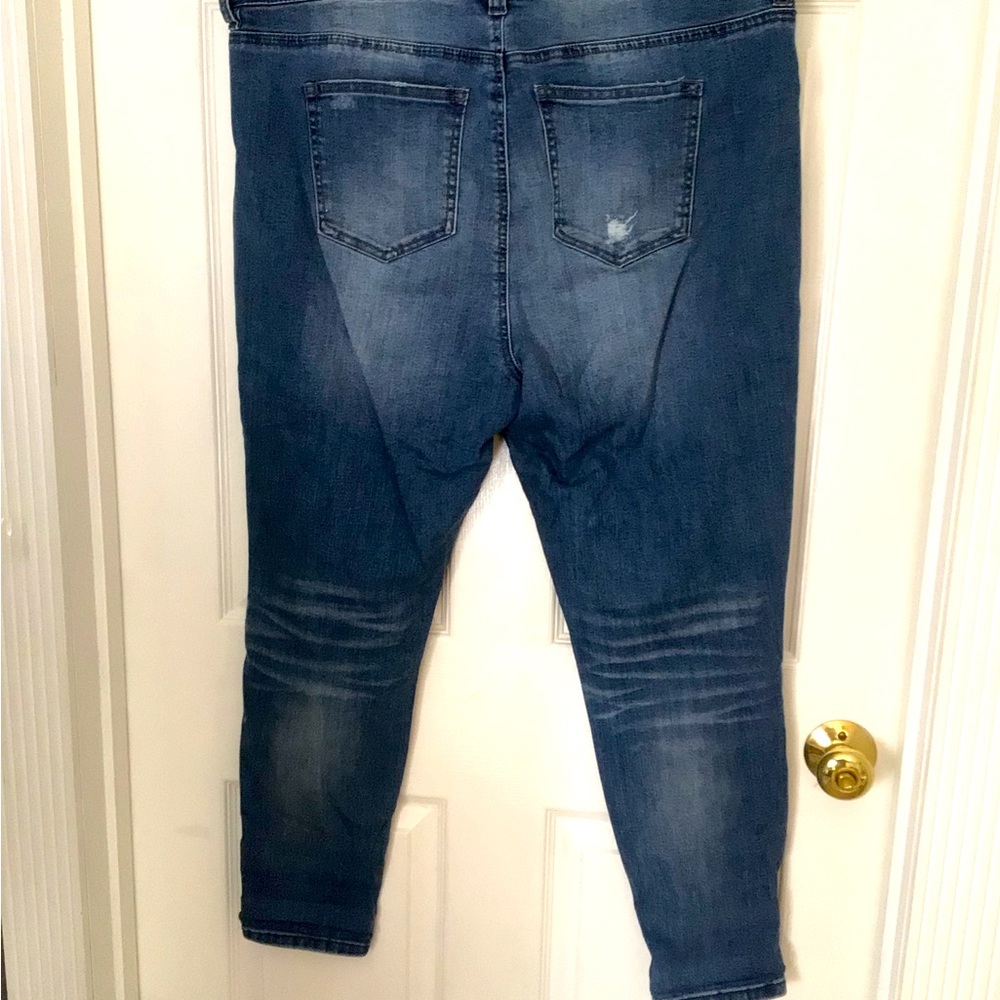 Celebrity Pink skinny jeans. Pearl accents. Distressed. - Picture 5 of 5